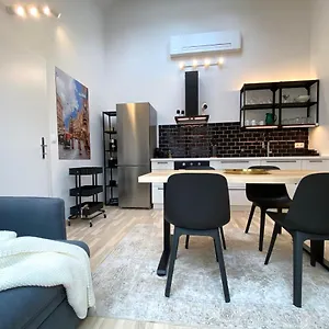 Apartment Stilvolle Dachgeschosswohnungen Mit Balkon In Innenstadt Naehe, Wien